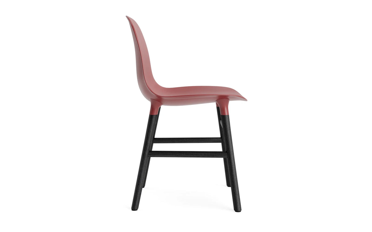 Form Stuhl in Rot präsentiert im Onlineshop von KAQTU Design AG. Stuhl ist von Normann Copenhagen