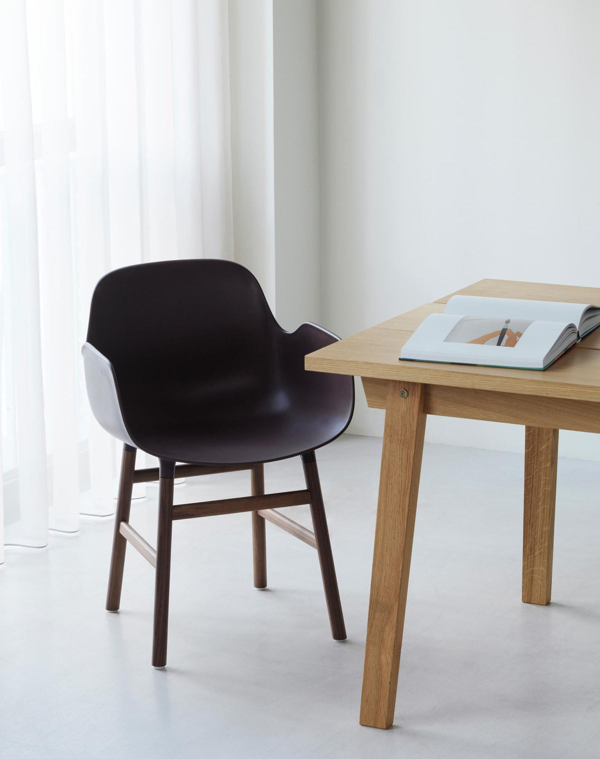 Form Armlehnstuhl in Weiss präsentiert im Onlineshop von KAQTU Design AG. Stuhl mit Armlehne ist von Normann Copenhagen