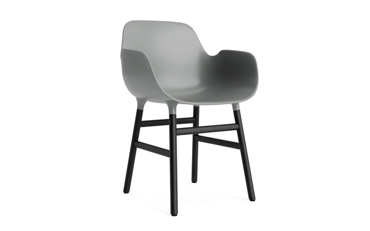 Form Armlehnstuhl in Grau präsentiert im Onlineshop von KAQTU Design AG. Stuhl mit Armlehne ist von Normann Copenhagen