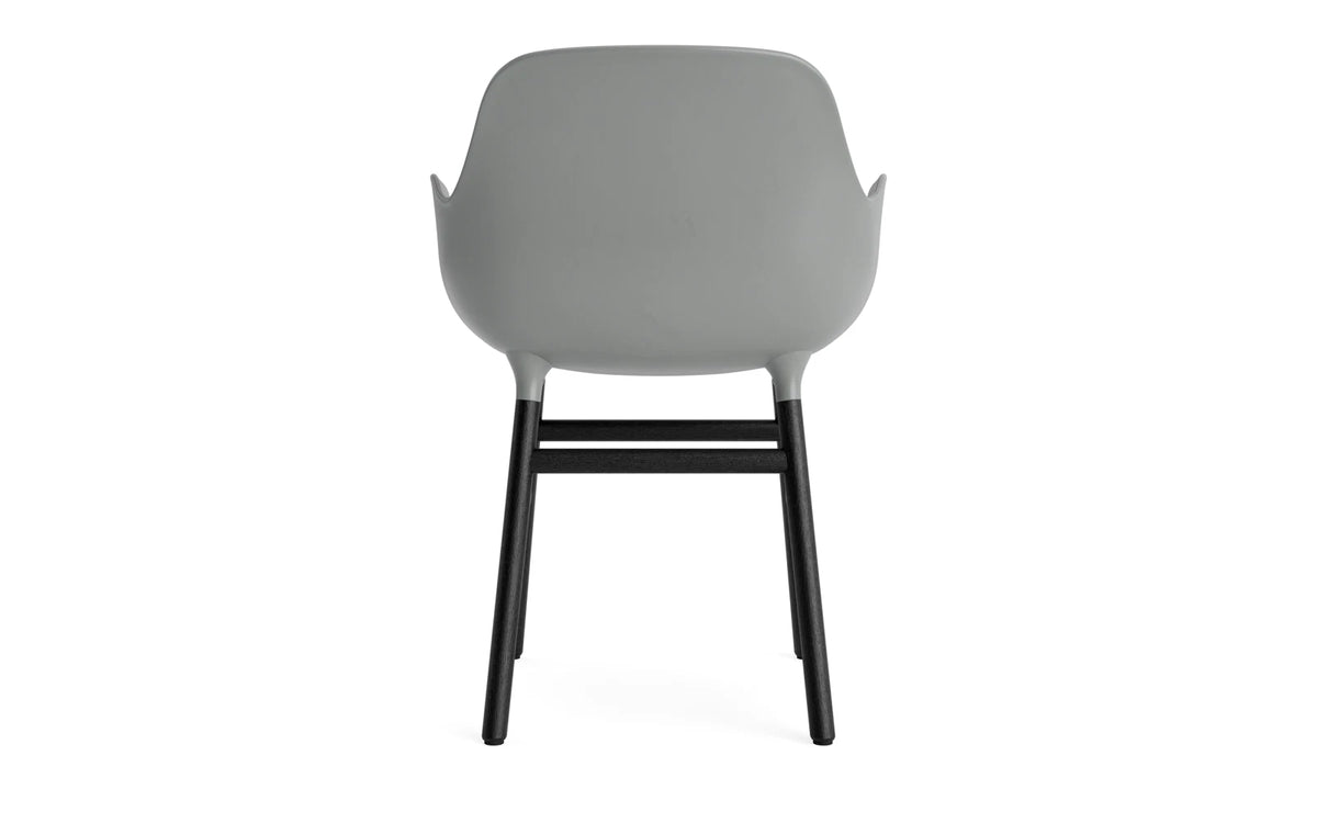 Form Armlehnstuhl in Grau präsentiert im Onlineshop von KAQTU Design AG. Stuhl mit Armlehne ist von Normann Copenhagen