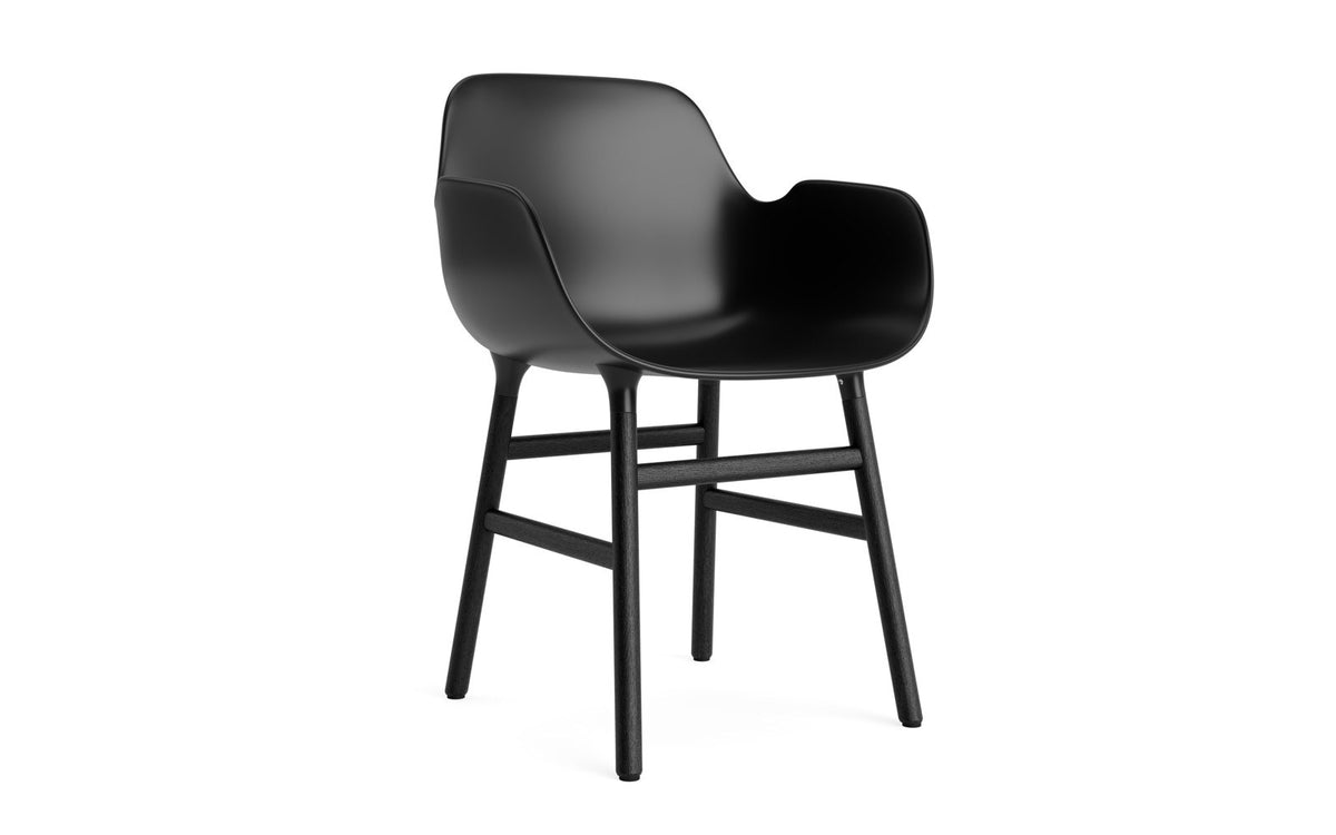 Form Armlehnstuhl in Schwarz präsentiert im Onlineshop von KAQTU Design AG. Stuhl mit Armlehne ist von Normann Copenhagen