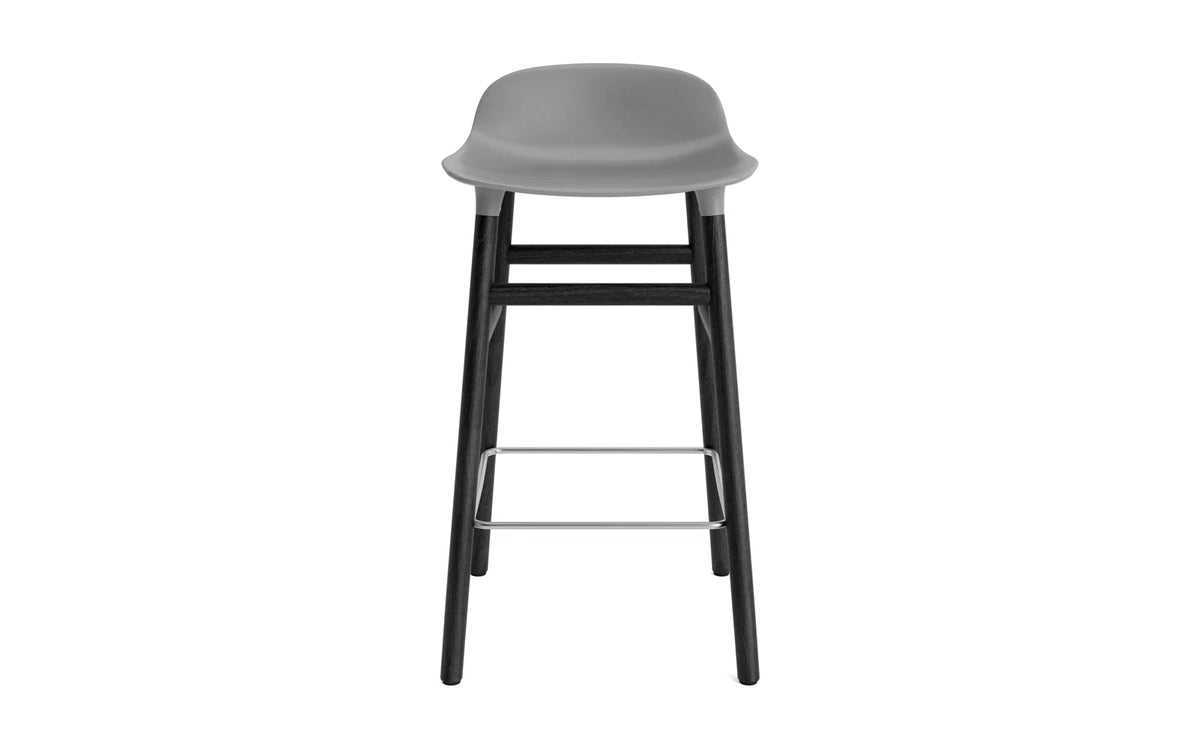 Form Barhocker in Grau präsentiert im Onlineshop von KAQTU Design AG. Barstuhl ist von Normann Copenhagen