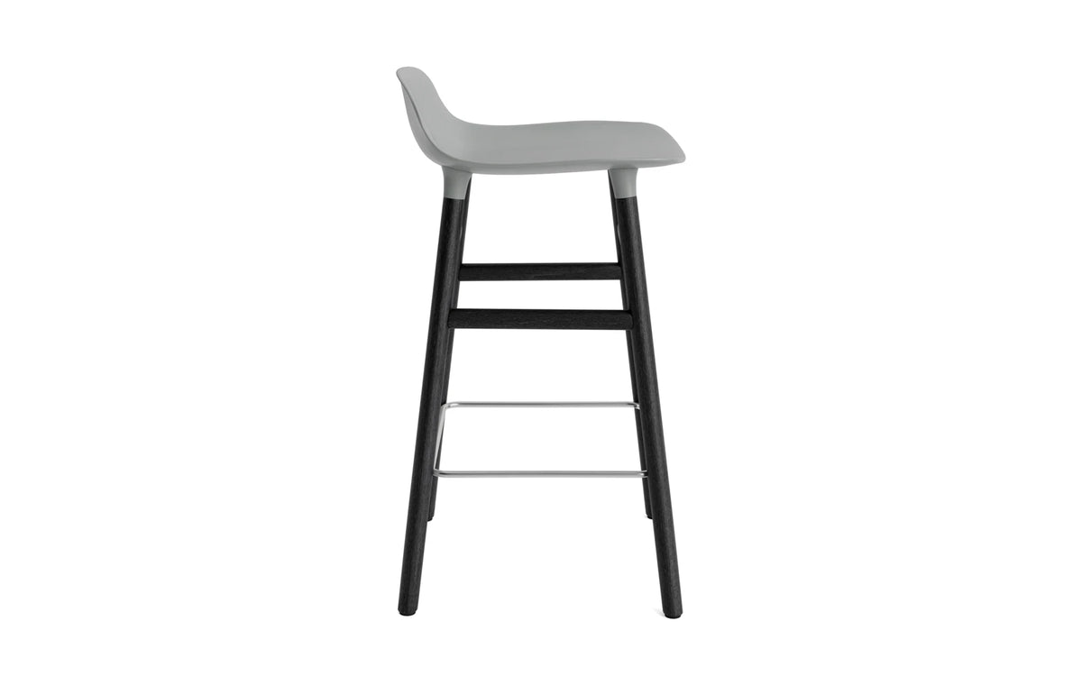 Form Barhocker in Grau präsentiert im Onlineshop von KAQTU Design AG. Barstuhl ist von Normann Copenhagen