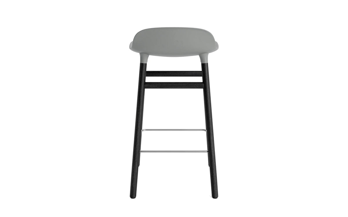 Form Barhocker in Grau präsentiert im Onlineshop von KAQTU Design AG. Barstuhl ist von Normann Copenhagen