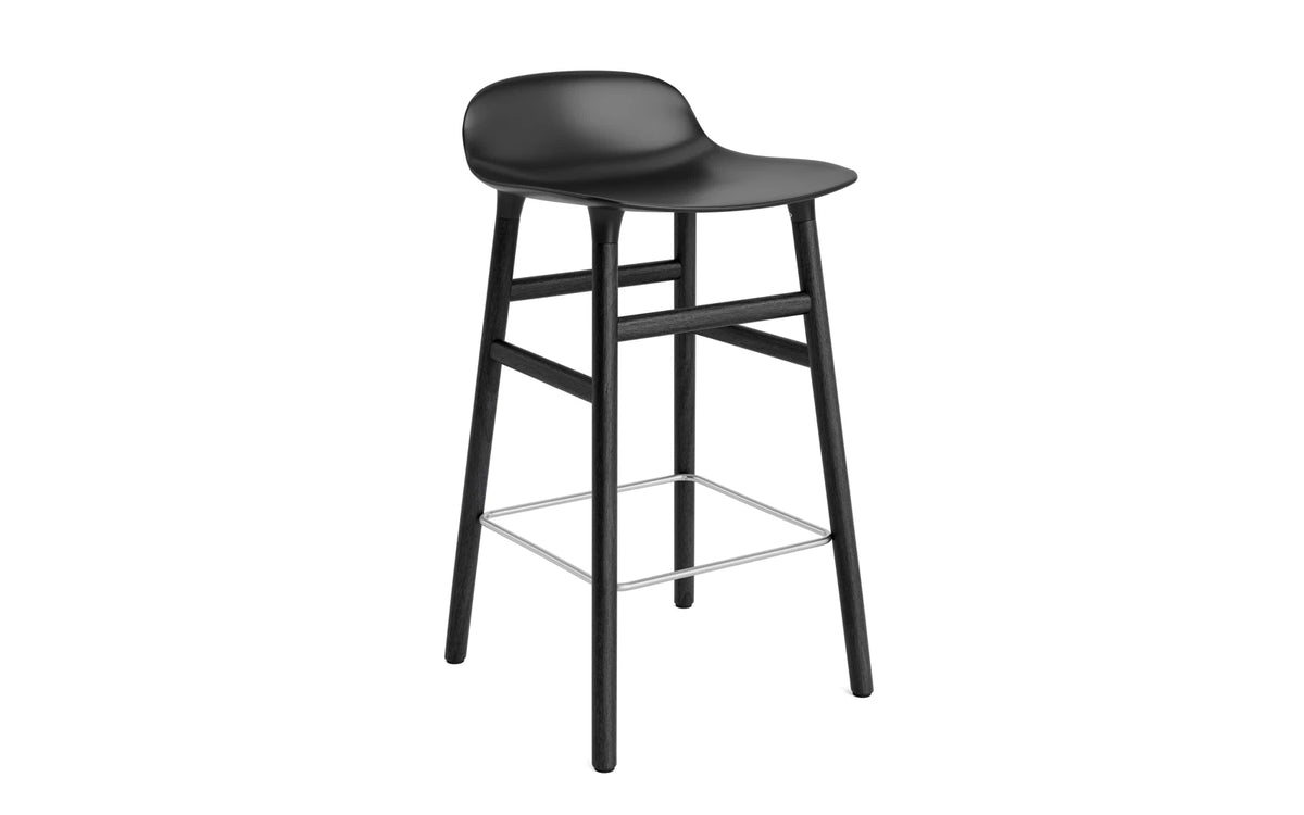 Form Barhocker in Schwarz präsentiert im Onlineshop von KAQTU Design AG. Barstuhl ist von Normann Copenhagen