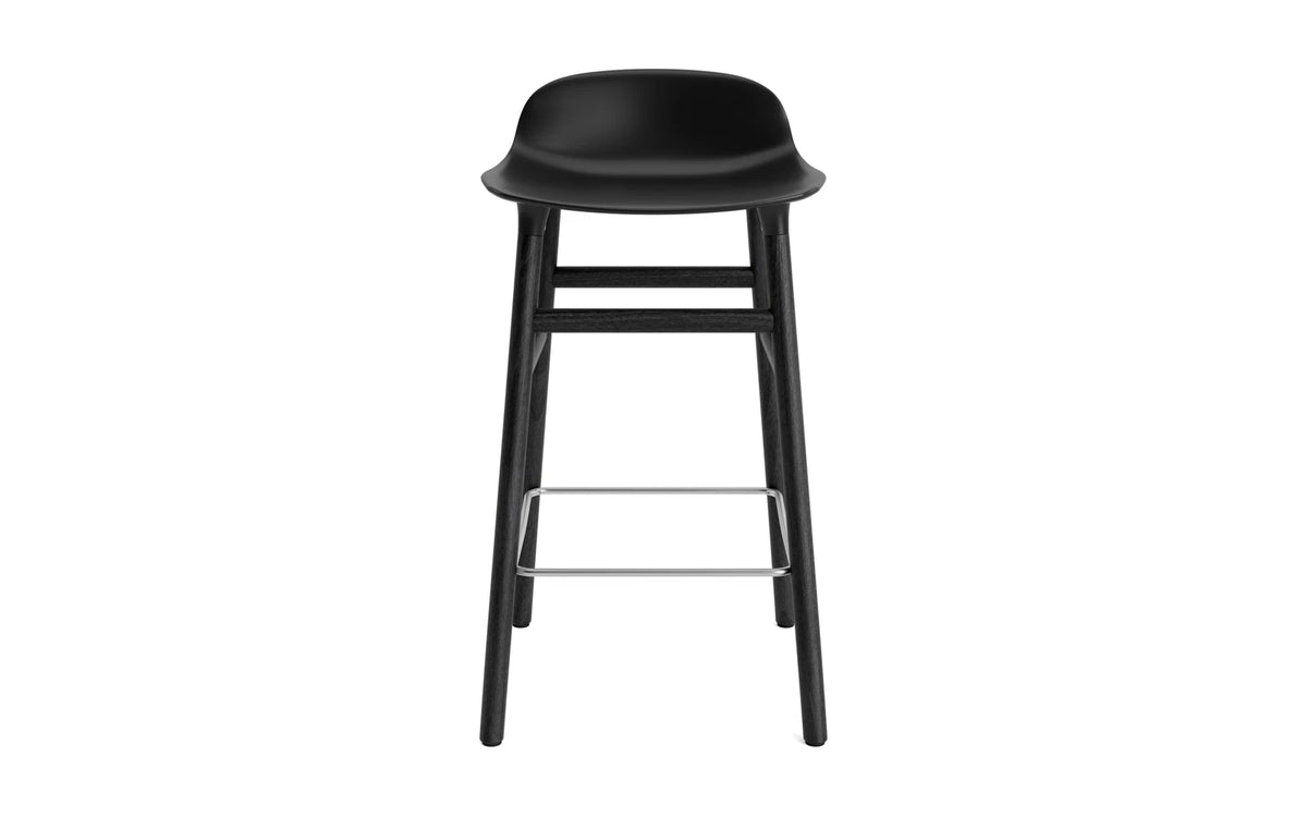 Form Barhocker in Schwarz präsentiert im Onlineshop von KAQTU Design AG. Barstuhl ist von Normann Copenhagen