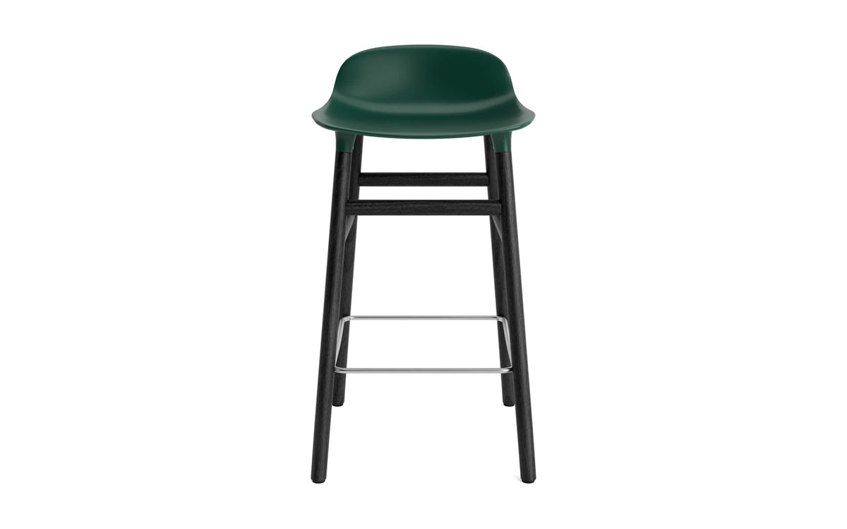 Form Barhocker in Grün präsentiert im Onlineshop von KAQTU Design AG. Barstuhl ist von Normann Copenhagen