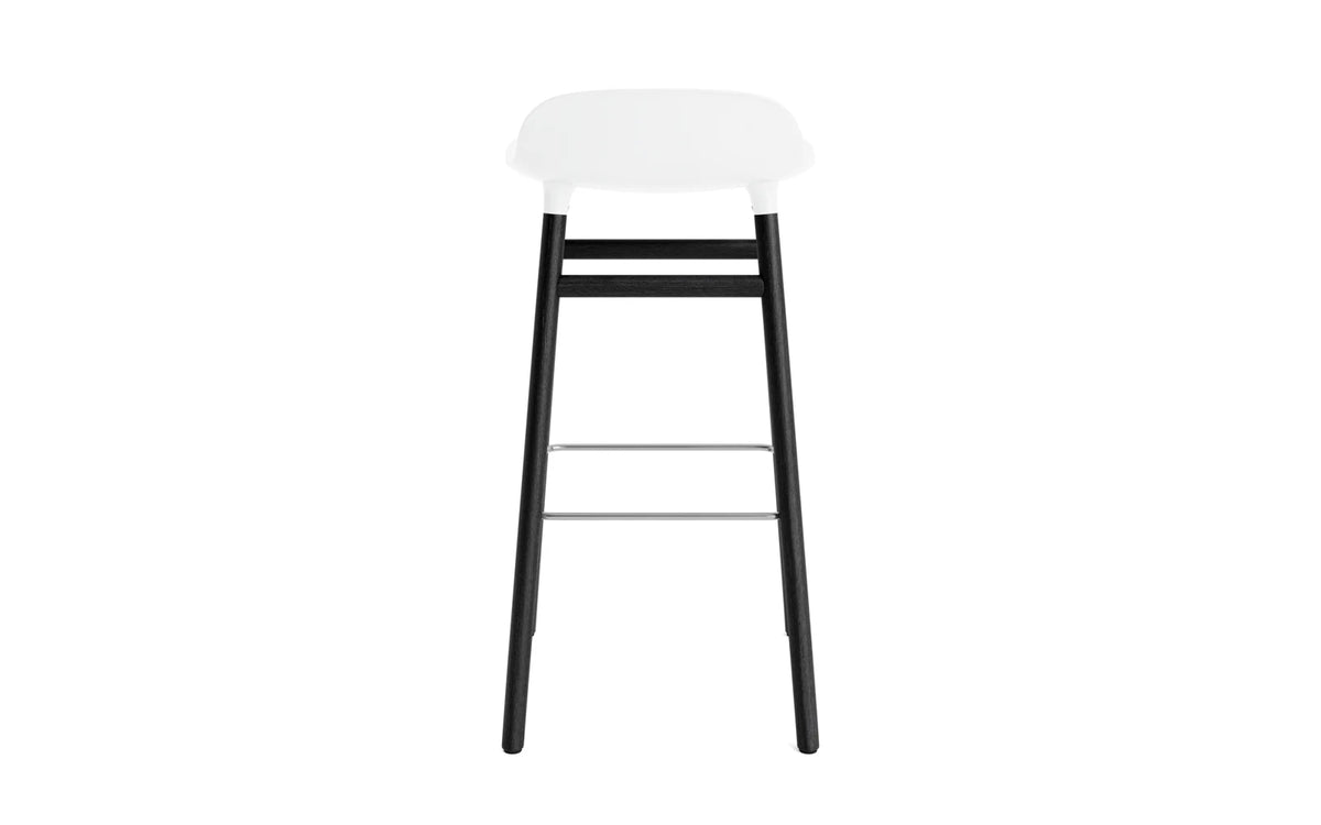 Form Barhocker in Weiss präsentiert im Onlineshop von KAQTU Design AG. Barstuhl ist von Normann Copenhagen