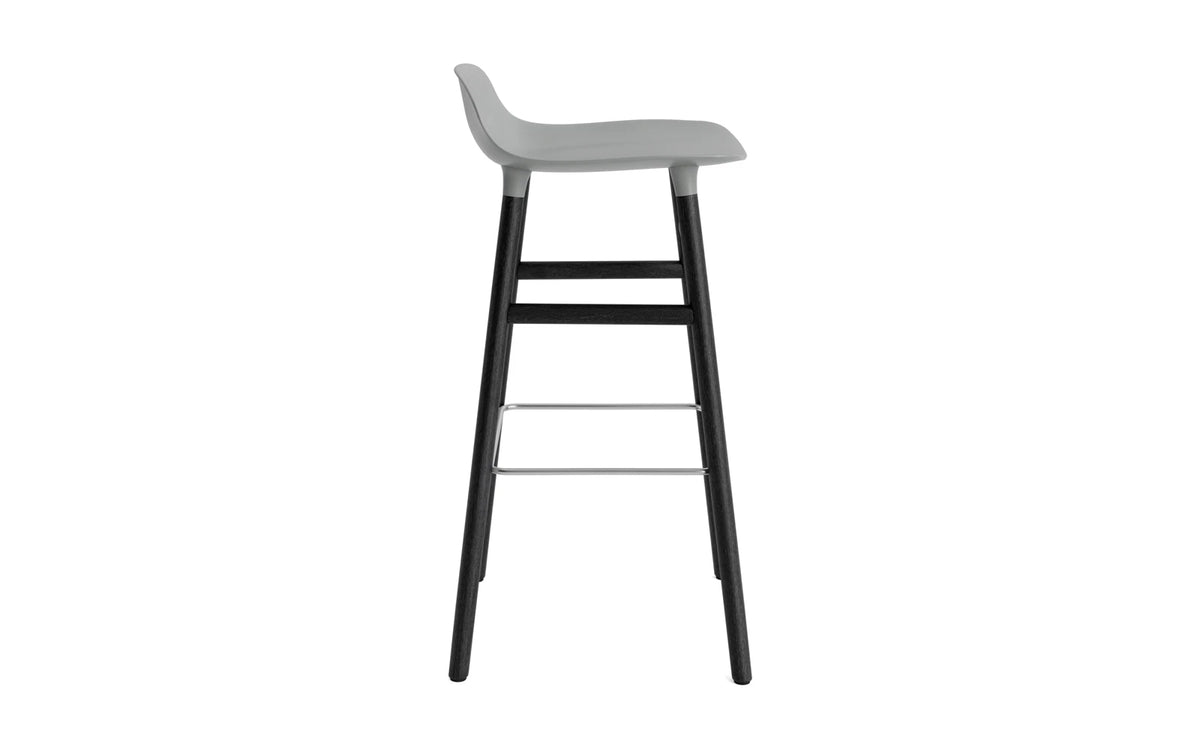 Form Barhocker in Grau präsentiert im Onlineshop von KAQTU Design AG. Barstuhl ist von Normann Copenhagen