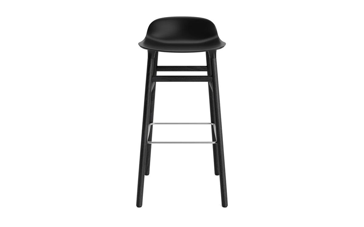 Form Barhocker in Schwarz präsentiert im Onlineshop von KAQTU Design AG. Barstuhl ist von Normann Copenhagen