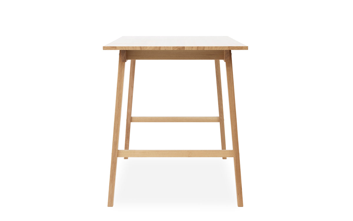 Slice Stehtisch vol. 2 90x200 cm Eiche in  präsentiert im Onlineshop von KAQTU Design AG. Hochtisch ist von Normann Copenhagen
