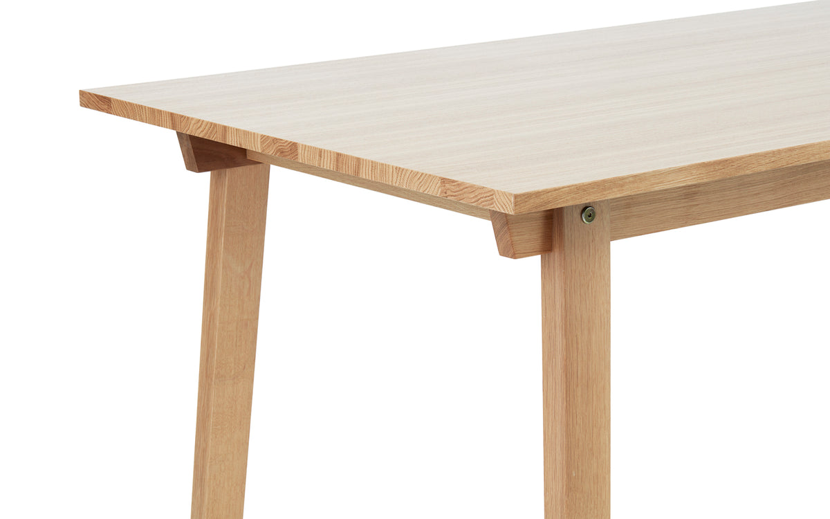 Slice Stehtisch vol. 2 90x200 cm Eiche in  präsentiert im Onlineshop von KAQTU Design AG. Hochtisch ist von Normann Copenhagen