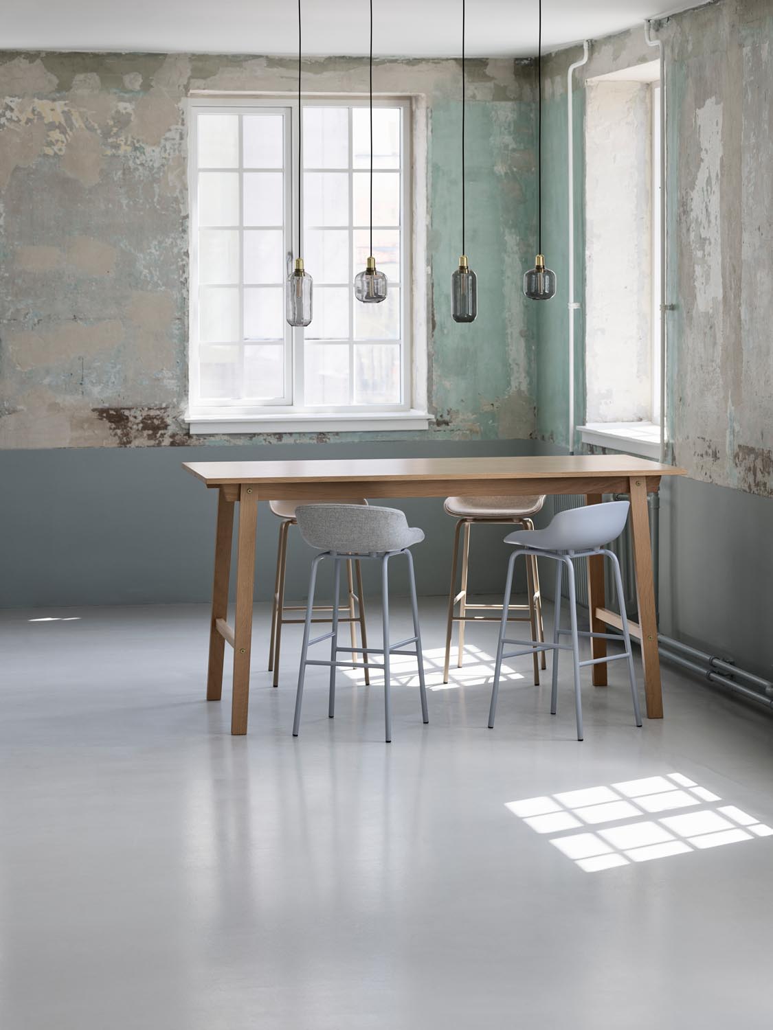 Slice Stehtisch vol. 2 90x200 cm Eiche in  präsentiert im Onlineshop von KAQTU Design AG. Hochtisch ist von Normann Copenhagen