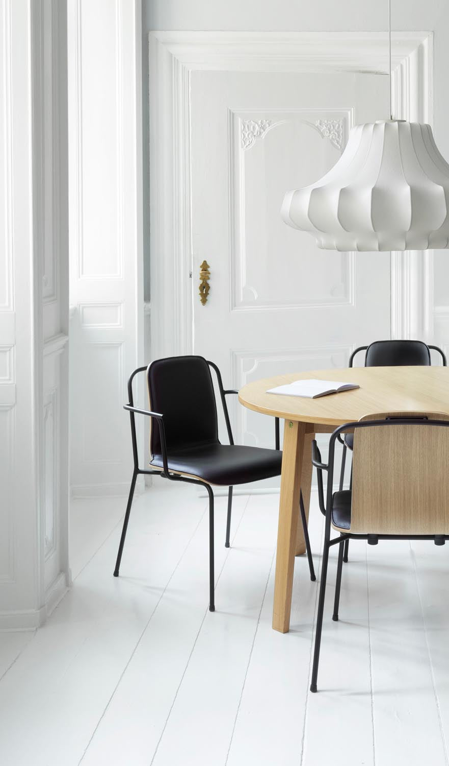 Slice Tisch Vol. 2 rund in  präsentiert im Onlineshop von KAQTU Design AG. Esstisch ist von Normann Copenhagen