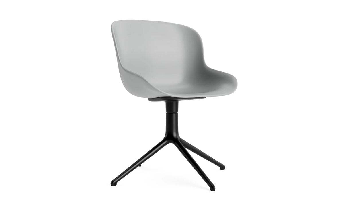 Hyg Drehstuhl Grau/Schwarzes Aluminium in Grau präsentiert im Onlineshop von KAQTU Design AG. Dreh-Schalenstuhl ist von Normann Copenhagen