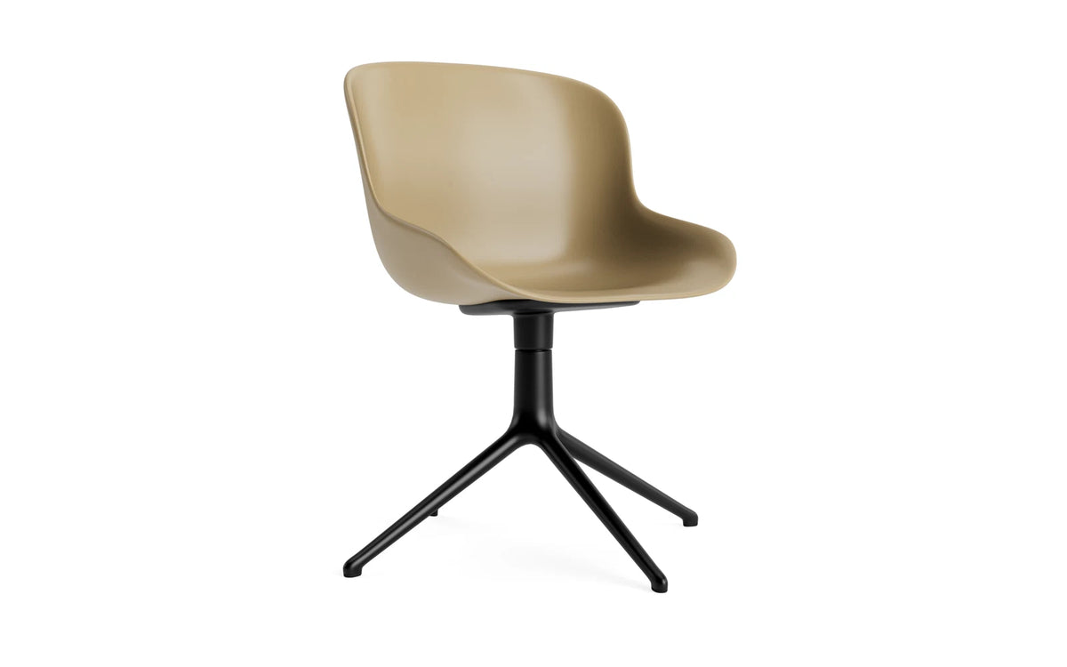 Hyg Drehstuhl Sand/Schwartzes Aluminium in Sand präsentiert im Onlineshop von KAQTU Design AG. Bürostuhl ist von Normann Copenhagen