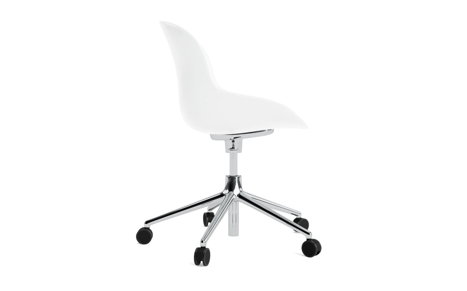 Der Hyg Drehsessel von Normann Copenhagen vereint Hygge, Komfort und Stil mit sanften Linien und Rollen für flexible Gemütlichkeit.