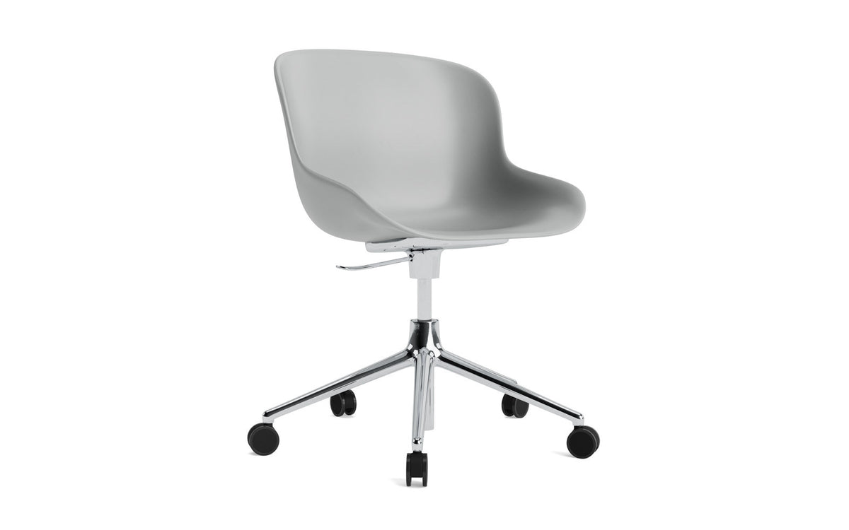 Hyg Drehsessel mit Rollen Grau in Grau präsentiert im Onlineshop von KAQTU Design AG. Dreh-Schalenstuhl mit Rollen ist von Normann Copenhagen