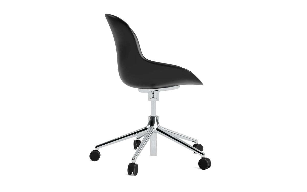 Hyg Drehstuhl mit Rollen Schwarz in Schwarz präsentiert im Onlineshop von KAQTU Design AG. Dreh-Schalenstuhl ist von Normann Copenhagen