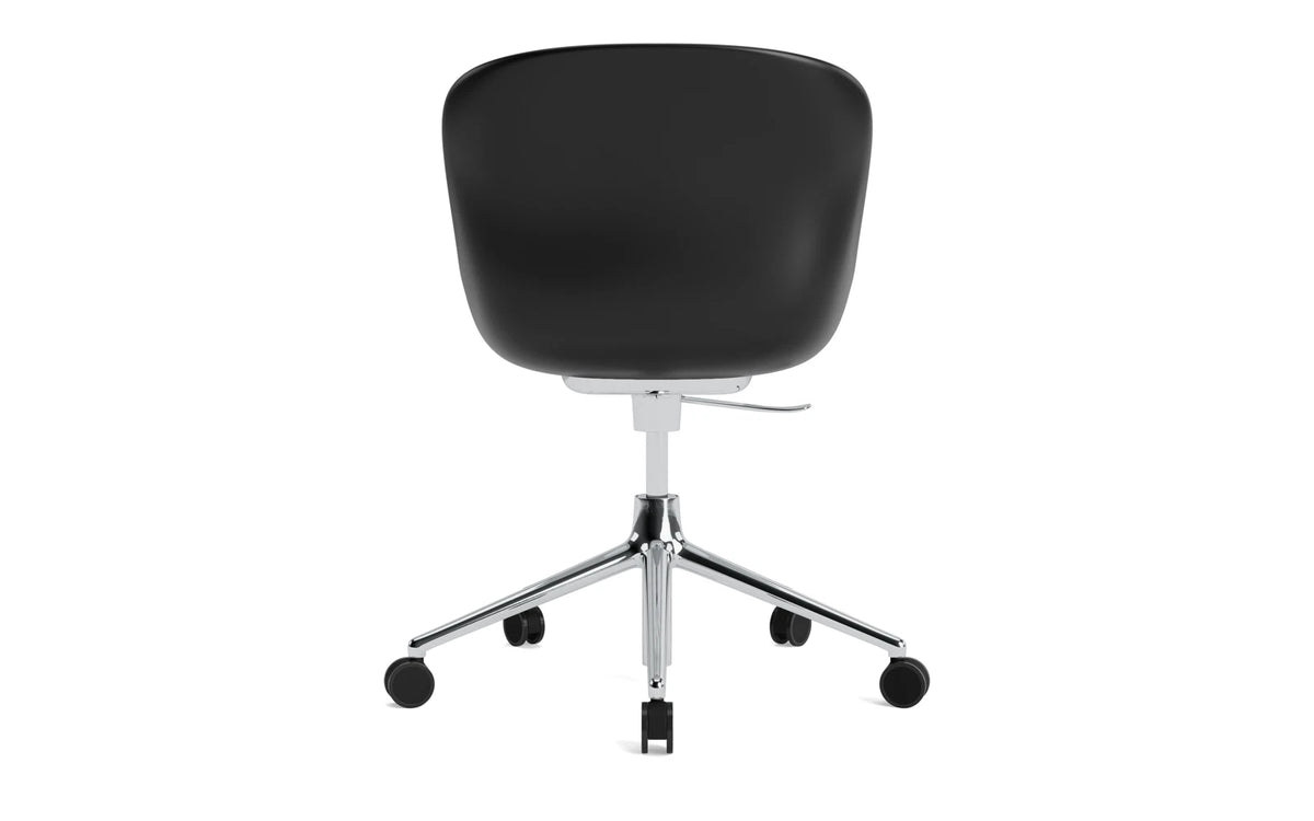 Hyg Drehstuhl mit Rollen Schwarz in Schwarz präsentiert im Onlineshop von KAQTU Design AG. Dreh-Schalenstuhl ist von Normann Copenhagen