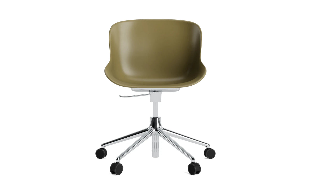 Hyg Drehstuhl mit Rollen in Olive präsentiert im Onlineshop von KAQTU Design AG. Dreh-Schalenstuhl mit Rollen ist von Normann Copenhagen