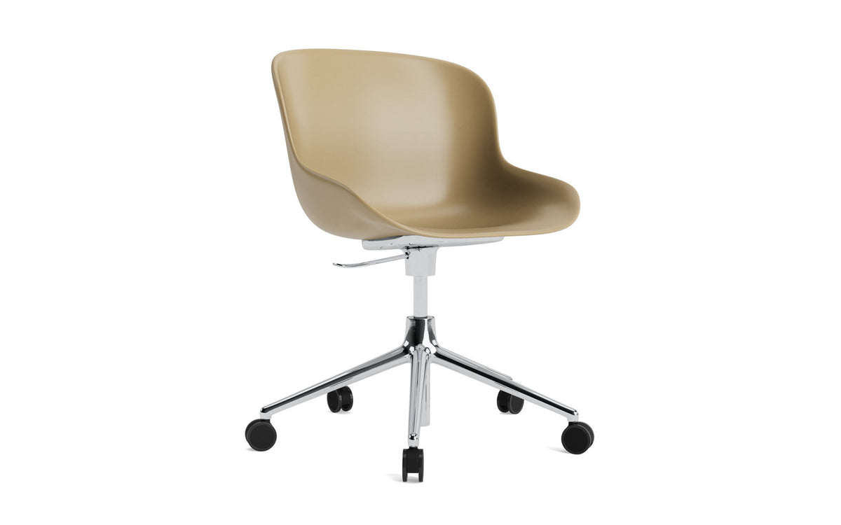 Hyg Drehsessel mit Rollen Sand in Sand präsentiert im Onlineshop von KAQTU Design AG. Dreh-Schalenstuhl mit Rollen ist von Normann Copenhagen