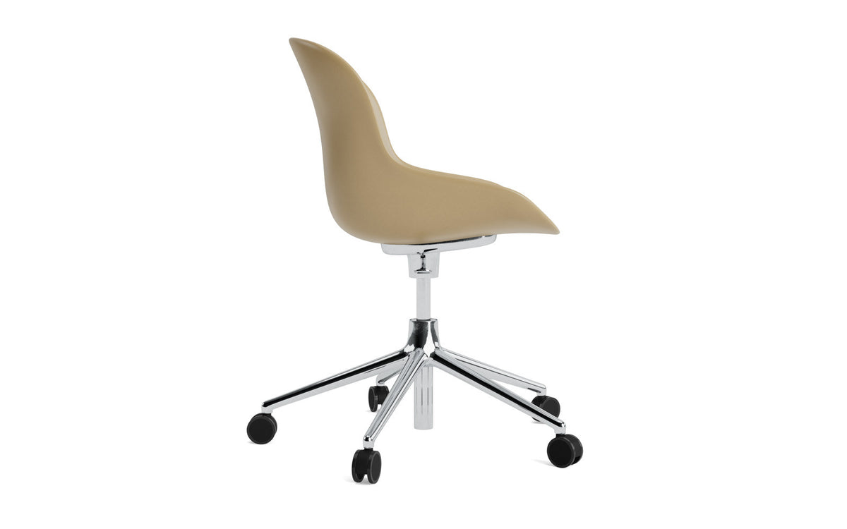 Hyg Drehsessel mit Rollen Sand in Sand präsentiert im Onlineshop von KAQTU Design AG. Dreh-Schalenstuhl mit Rollen ist von Normann Copenhagen