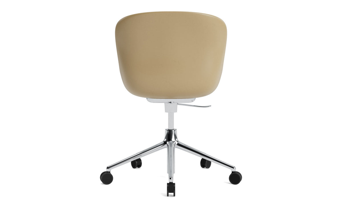 Hyg Drehsessel mit Rollen Sand in Sand präsentiert im Onlineshop von KAQTU Design AG. Dreh-Schalenstuhl mit Rollen ist von Normann Copenhagen