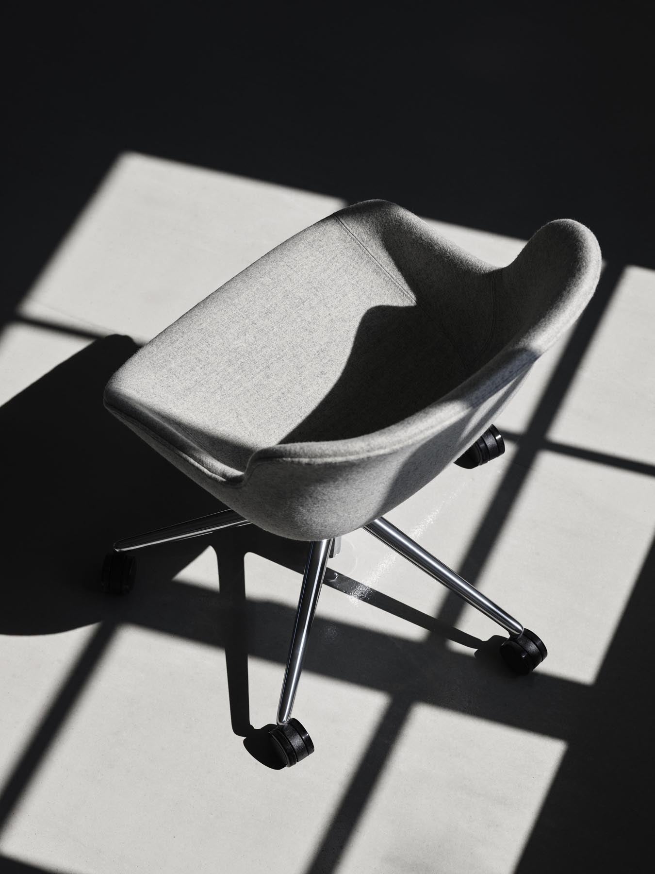 Hyg Drehsessel mit Rollen Weiss in  präsentiert im Onlineshop von KAQTU Design AG. Sessel ist von Normann Copenhagen