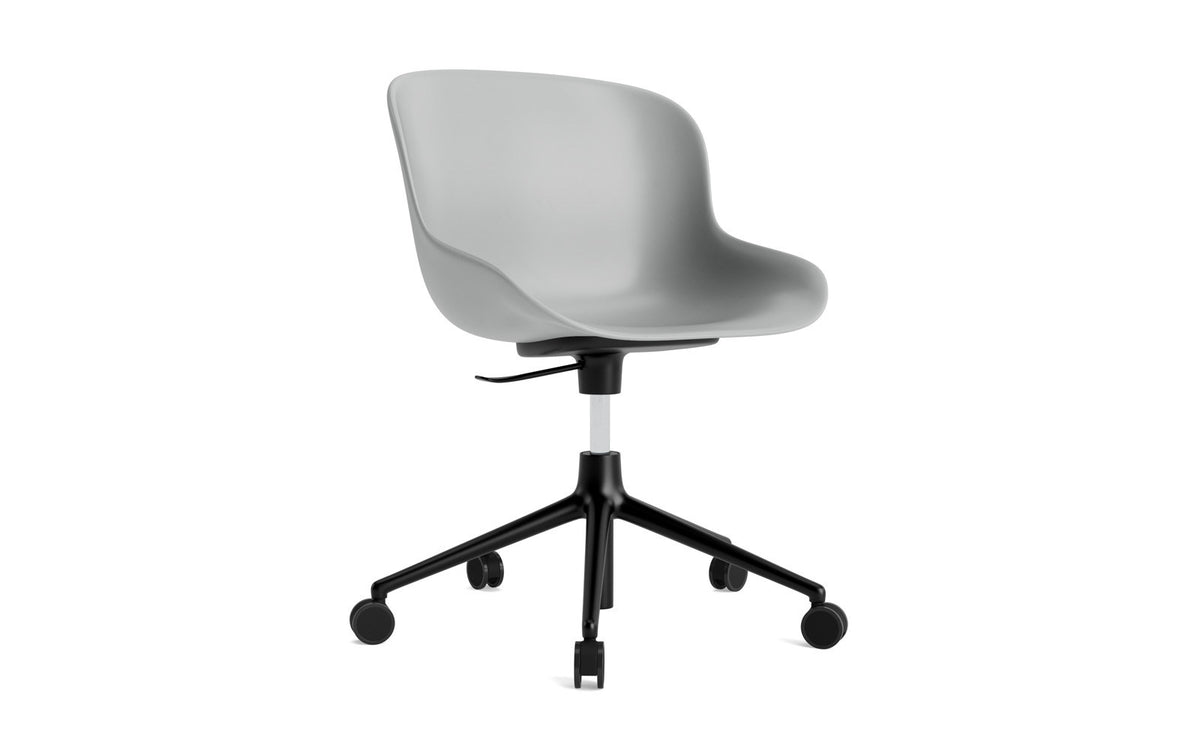 Hyg Drehsessel mit Rollen Grau in Grau präsentiert im Onlineshop von KAQTU Design AG. Dreh-Schalenstuhl mit Rollen ist von Normann Copenhagen