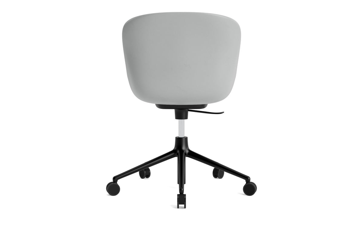 Hyg Drehsessel mit Rollen Grau in Grau präsentiert im Onlineshop von KAQTU Design AG. Dreh-Schalenstuhl mit Rollen ist von Normann Copenhagen