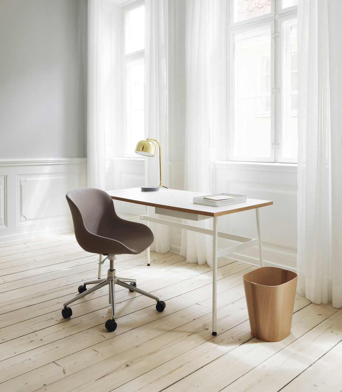 Hyg Drehsessel mit Rollen Grau in Grau präsentiert im Onlineshop von KAQTU Design AG. Dreh-Schalenstuhl mit Rollen ist von Normann Copenhagen