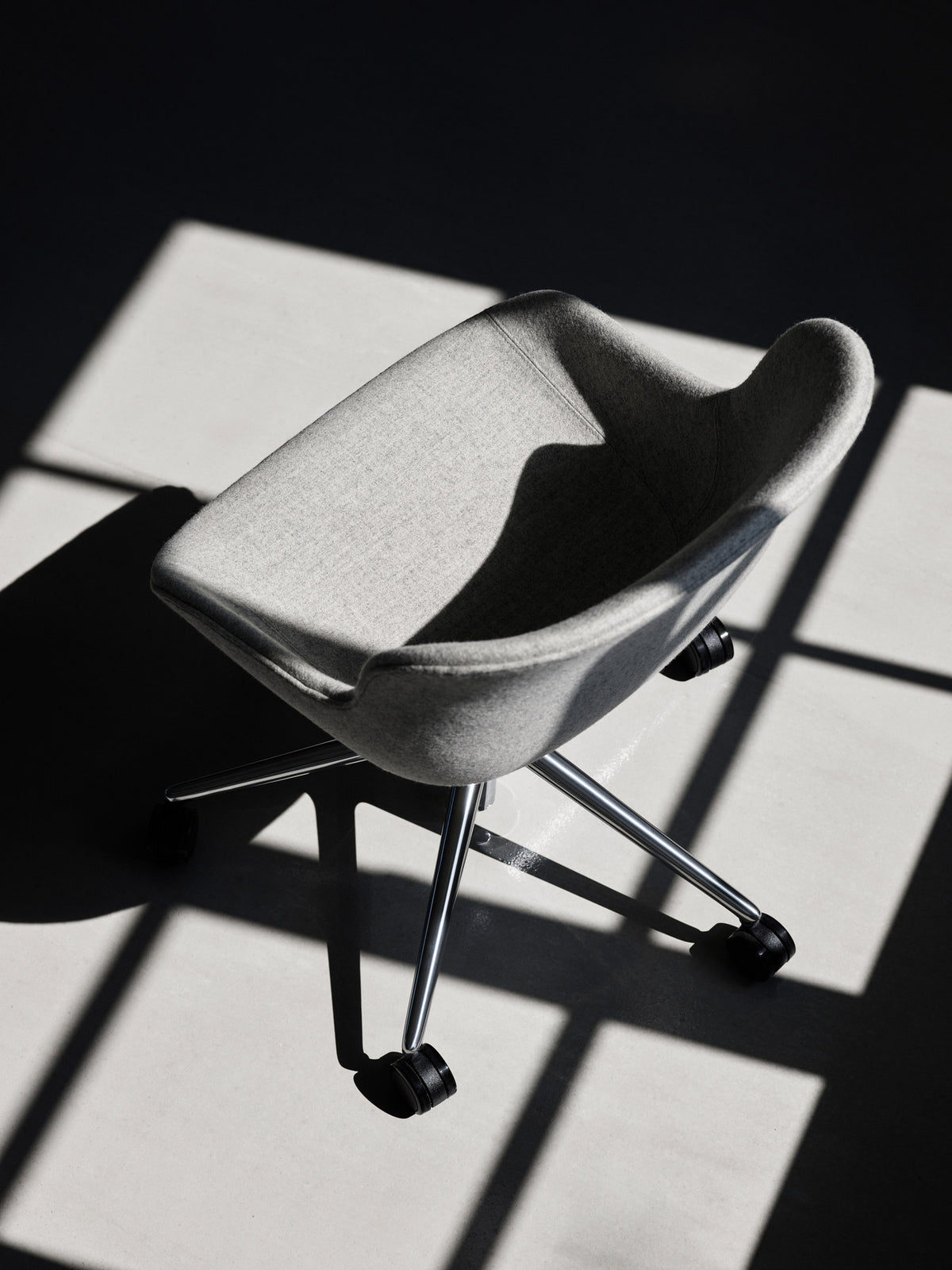 Hyg Drehsessel mit Rollen Grau in Grau präsentiert im Onlineshop von KAQTU Design AG. Dreh-Schalenstuhl mit Rollen ist von Normann Copenhagen