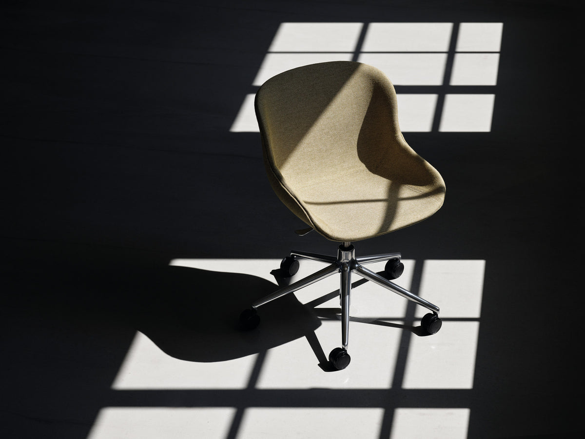 Hyg Drehsessel mit Rollen Grau in Grau präsentiert im Onlineshop von KAQTU Design AG. Dreh-Schalenstuhl mit Rollen ist von Normann Copenhagen