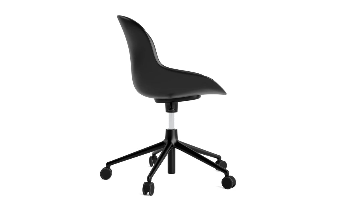 Hyg Drehstuhl mit Rollen in Schwarz präsentiert im Onlineshop von KAQTU Design AG. Dreh-Schalenstuhl mit Rollen ist von Normann Copenhagen