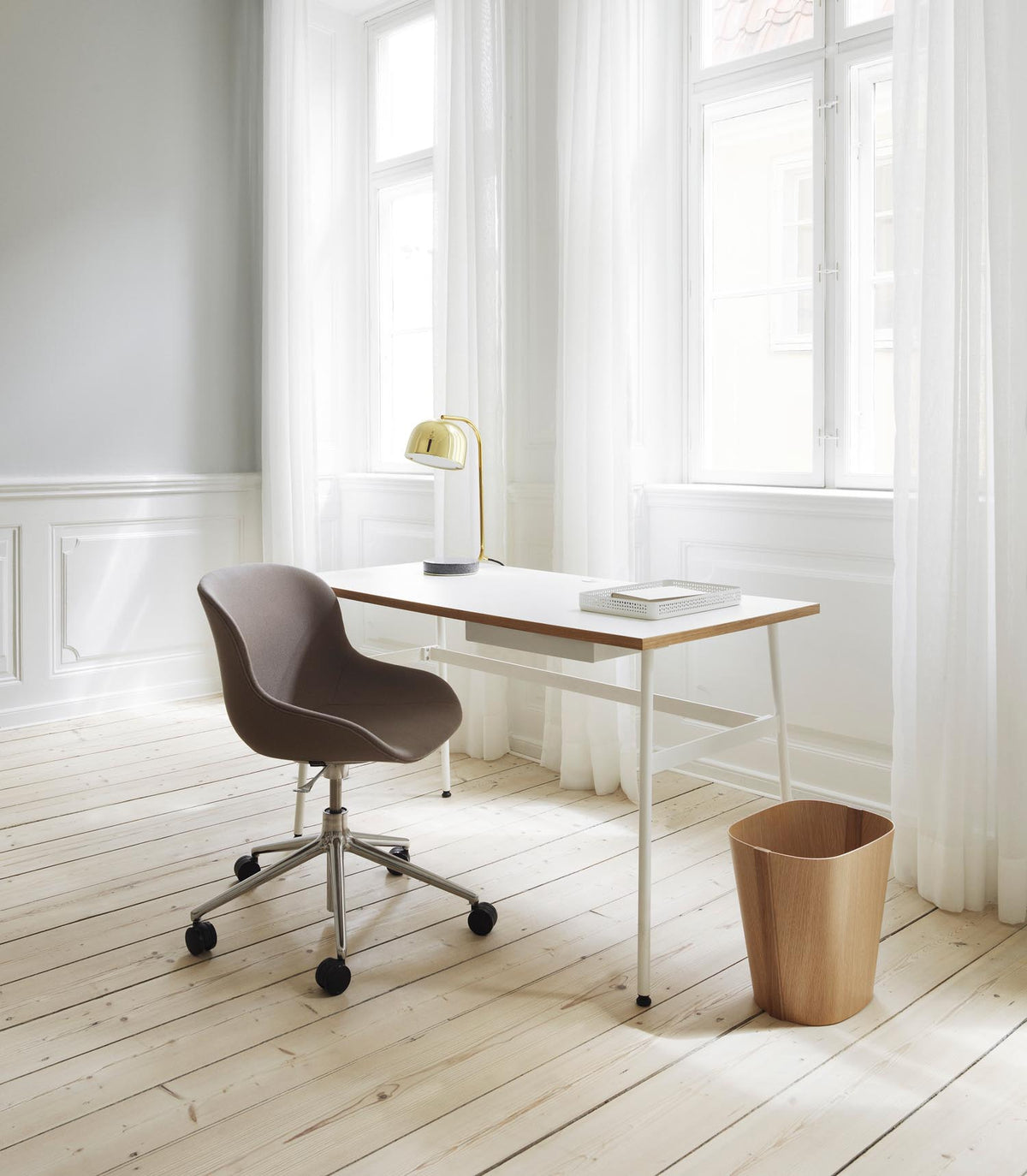Hyg Drehstuhl mit Rollen in Schwarz präsentiert im Onlineshop von KAQTU Design AG. Dreh-Schalenstuhl mit Rollen ist von Normann Copenhagen