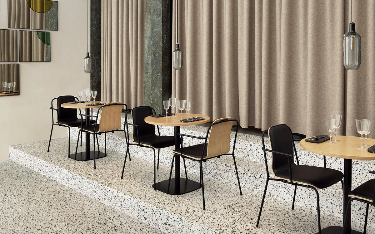 Runder Esstisch Form Café Table mit Tischplatte aus Eiche und Beinen aus schwarz lackiertem Aluminium, Höhe 65 cm, Durchmesser 70 cm.