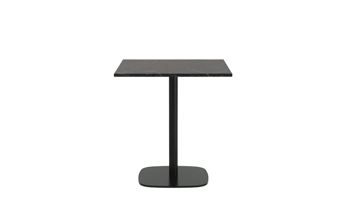 Quadratischer Esstisch Form Café Table von Normann Copenhagen mit schwarzer Marmor-Tischplatte und Beinen aus schwarz lackiertem Aluminium.