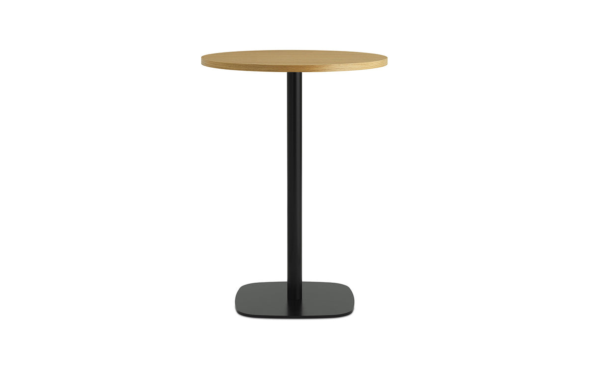 Runder Hochtisch Form Café Table von Normann Copenhagen mit Tischplatte aus Eiche und Beinen aus schwarz lackiertem Aluminium.