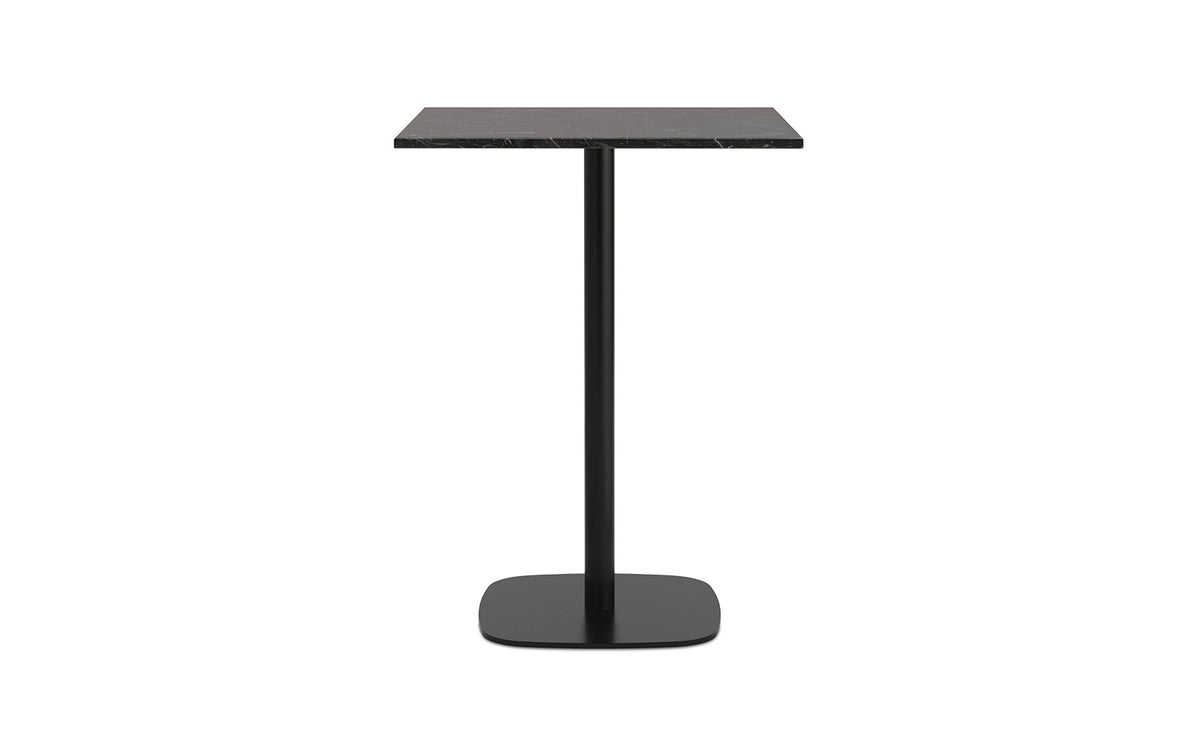 Schwarzer Hochtisch Form Café Table von Normann Copenhagen mit quadratischer Marmorplatte und Beinen aus schwarz lackiertem Aluminium.