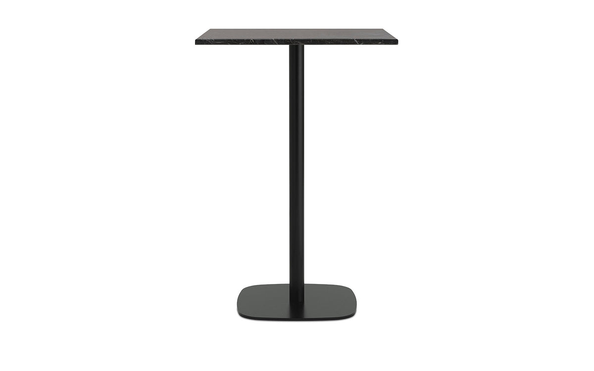 Hochtisch Form Café Table von Normann Copenhagen mit weisser Marmor-Tischplatte und Beinen aus schwarz lackiertem Aluminium, Grösse 70x70x104,5 cm.