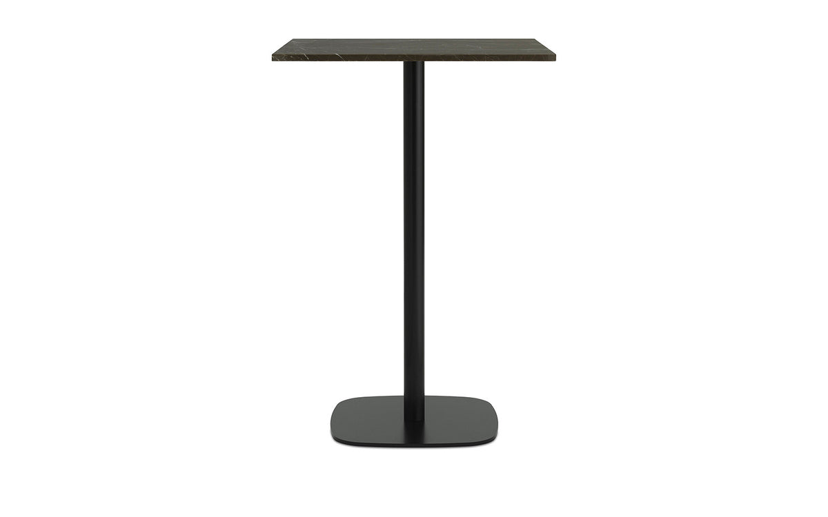 Hochtisch Form Café Table von Normann Copenhagen mit weisser Marmor-Tischplatte und Beinen aus schwarz lackiertem Aluminium, Grösse 70x70x104,5 cm.