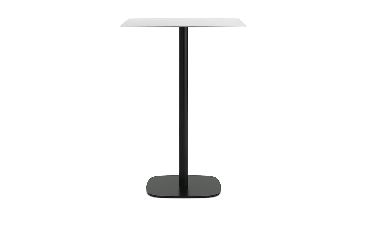 Quadratischer Hochtisch Form von Normann Copenhagen mit Edelstahl-Tischplatte und schwarzen Aluminiumbeinen, Höhe 104,5 cm.