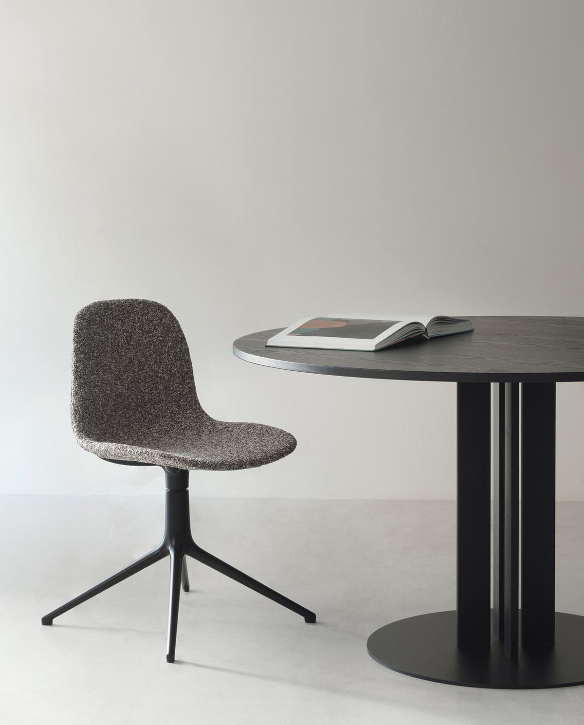 Scala Tisch H75 Ø150 cm eiche in  präsentiert im Onlineshop von KAQTU Design AG. Esstisch ist von Normann Copenhagen