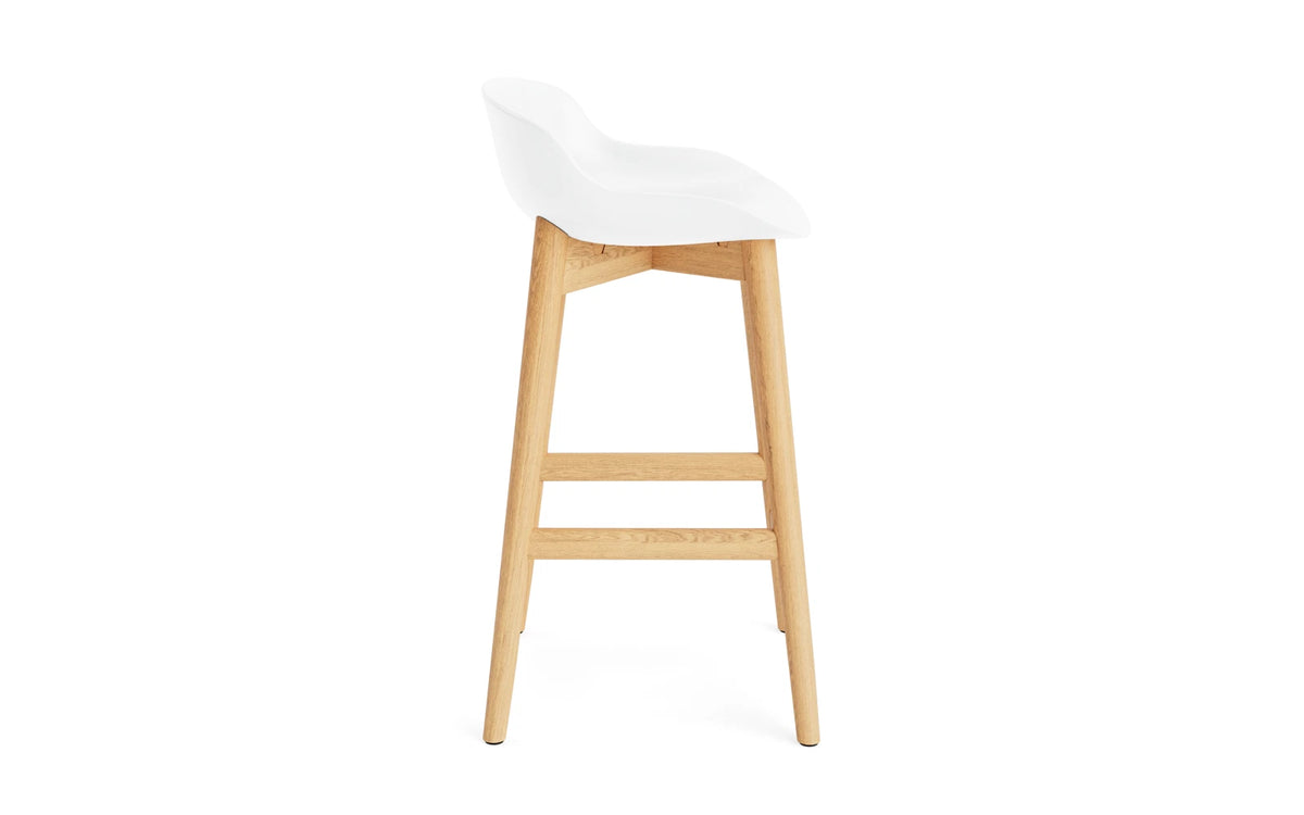 Hyg Barhocker 65 cm Eiche Weiss in Weiss präsentiert im Onlineshop von KAQTU Design AG. Barstuhl ist von Normann Copenhagen