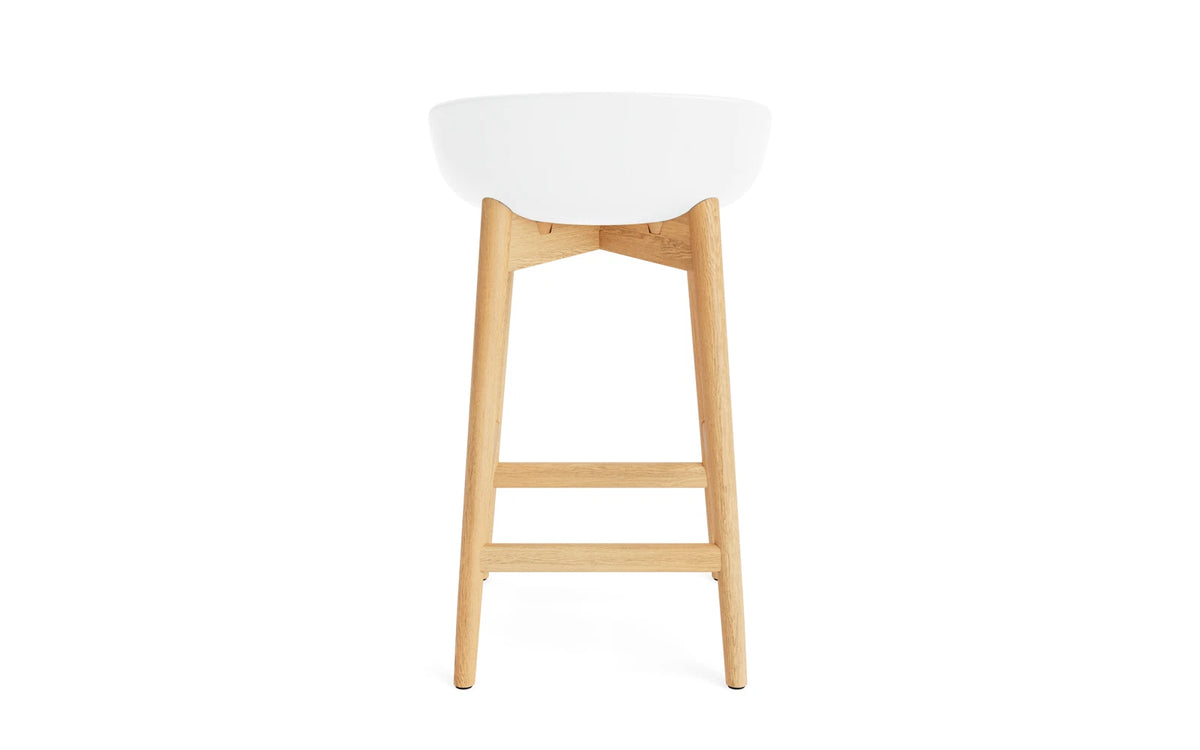Hyg Barhocker 65 cm Eiche Weiss in Weiss präsentiert im Onlineshop von KAQTU Design AG. Barstuhl ist von Normann Copenhagen