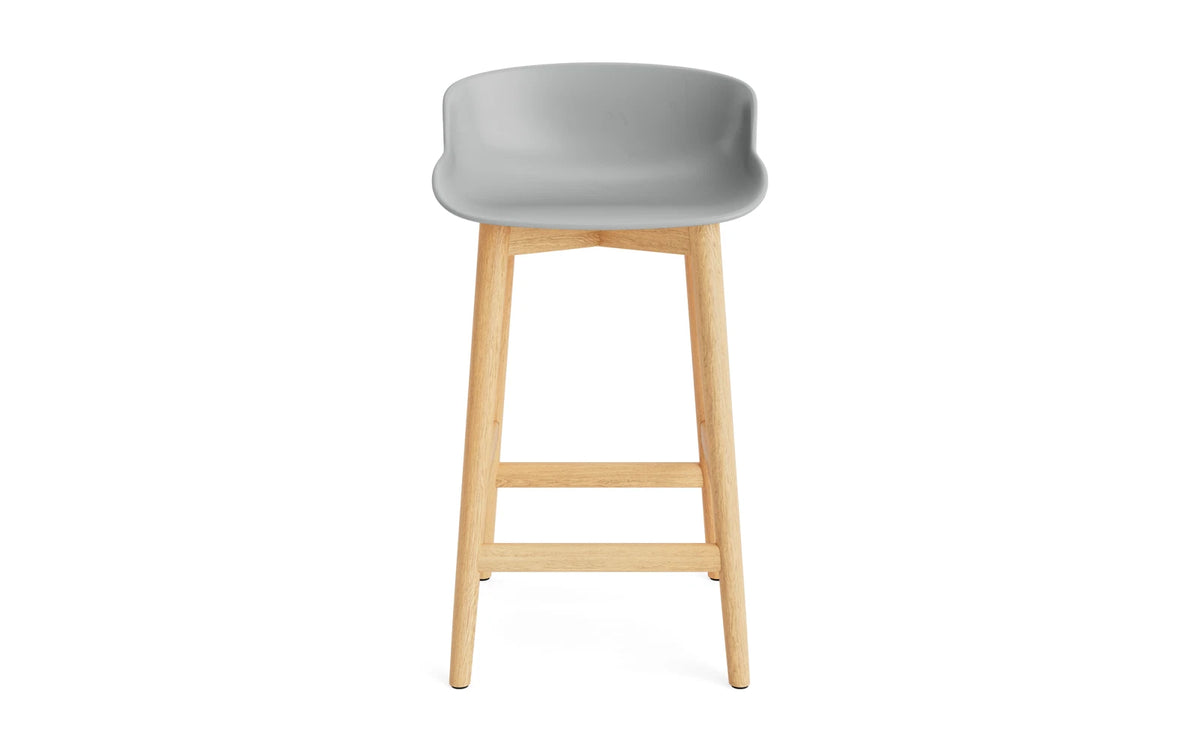Hyg Barhocker 65 cm Eiche Grau in Grau präsentiert im Onlineshop von KAQTU Design AG. Barstuhl ist von Normann Copenhagen