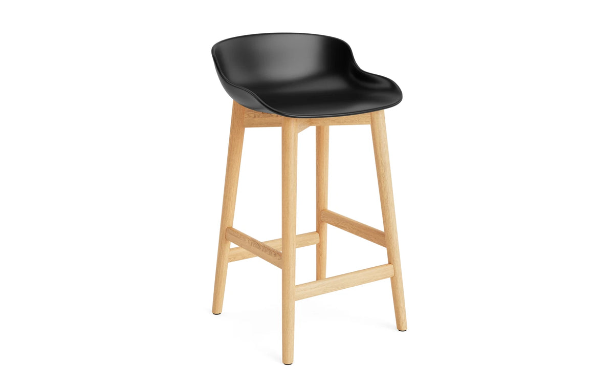 Hyg Barhocker 65 cm Eiche Schwarz in Schwarz präsentiert im Onlineshop von KAQTU Design AG. Barstuhl ist von Normann Copenhagen