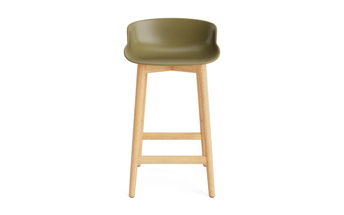 Hyg Barhocker 65 cm Eiche Olive in Olive präsentiert im Onlineshop von KAQTU Design AG. Barstuhl ist von Normann Copenhagen