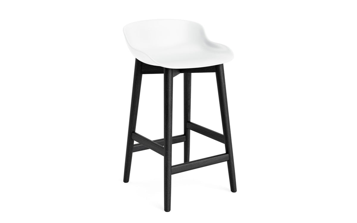 Hyg Barhocker 65 cm Schwarze Eiche/Weiss in Weiss präsentiert im Onlineshop von KAQTU Design AG. Barstuhl ist von Normann Copenhagen
